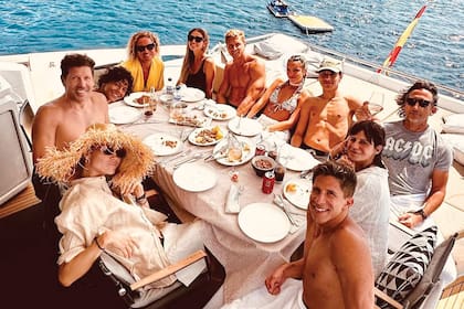 Almuerzo a bordo. Carla –con un sombrero playero–, Cholo, Francisco (sobrino del DT) y su hermana y representante, Natalia Simeone. La influencer Irene Ariza –novia de Giuliano Simeone–, Gianluca Simeone y su pareja, la modelo argentina Abril Bruzzese. Al lado, Thiago (hijo de Natalia), el polista Héctor Guerrero y su mujer, Paola Pravato, y Giuliano
Simeone.