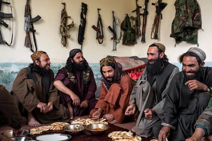 Almuerzo de un grupo de combatientes talibanes. Wardaq, Afganistán, 2023.