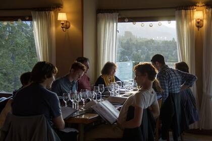Almuerzo en el restaurante Stad, con vista al lago Nahuel Huapi