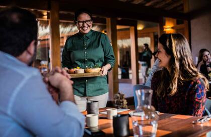 Almuerzo en el salón de Mil. Por su ubicación y propuesta, abre sólo al mediodía.