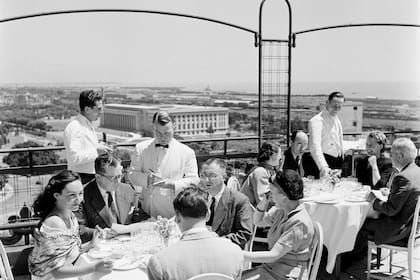 Almuerzo en la terraza del Hotel Alvear. Al fondo se aprecia la Facultad de Derecho (1953).