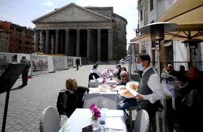 Almuerzo en un restaurante en la plaza del Panteón, en Roma. (Photo by Filippo MONTEFORTE / AFP)