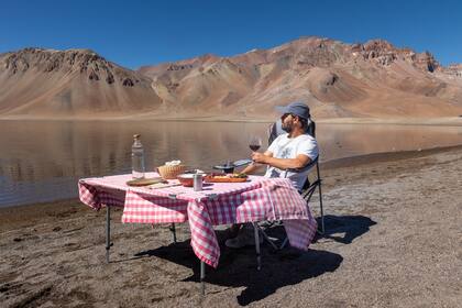 Almuerzo preparado por Iván Castañeda de la agencia Sierra Negra, en la Reserva Laguna del Diamante.