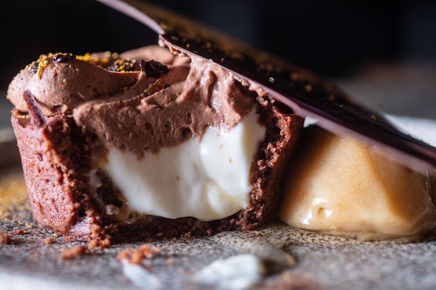Ingredientes Exóticos Que Transformarán Tus Recetas De Postres 2 alo sy su postre con ajo negro y T2ASKWFNTBBGTB24K5G3XV4BYA