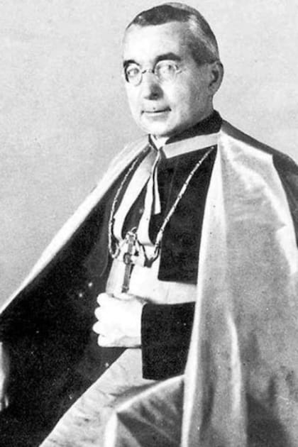 Alois Hudal, el obispo austríaco que ayudó a muchos criminales nazis a huir hacia Sudamérica desde Roma para lo que recibió una gran ayuda del agente nazi Reinhard Kopps
