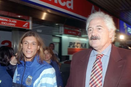 Aloisio junto a un Caniggia vestido de selección en 1996; años antes, el intermediario llevó al delantero de River a Verona.