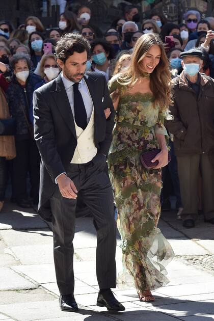 Alonso Aznar, hijo del expresidente español José María Aznar, y su novia, Renata Collado. Él es uno de los mejores amigos del novio.