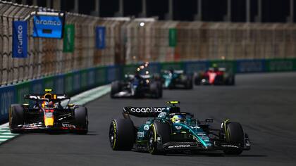 Alonso delante de Sergio Pérez; pulsear a la par con Red Bull Racing es el objetivo de Aston Martin para 2024.