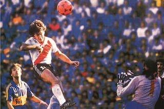 Pelota naranja: el recuerdo del emblemático gol del Beto Alonso a Boca