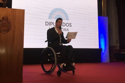 Germán Vega es el primer instructor de esquí en silla de ruedas para personas convencionales del mundo