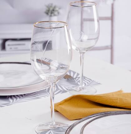 Alparamis acompaña a poner la mesa.