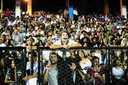 Alpargatas, boinas
y heladeritas. Cuesta de 80 a 160 pesos el acceso a la tribuna, según los shows musicales de la noche. Para entrar con heladerita se pagan 60 pesos adicionales