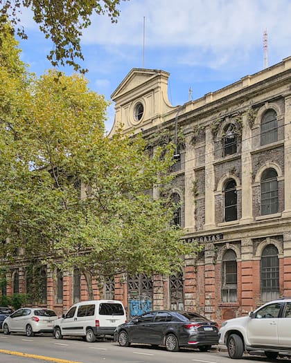 Alpargatas, una de las fábricas más emblemáticas del país nació en 1890 a partir de una alianza inesperada