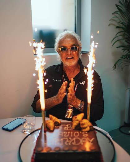 Alpine celebró el cumpleaños número 75 de Flavio Briatore, en la previa de la última práctica para el GP de Bahréin