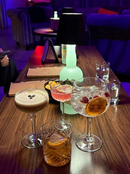 Alpine Distilling es reconocida por la elaboración propia de gin y whisky, con valores que rondan los US$20 el trago