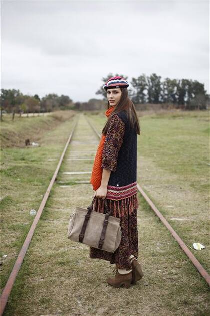 ALPINO
Maxi tapado de bouclé, chaleco tejido alpino, camisa a cuadros, palazzo tejido (Paula Cahen d'Anvers,
$ 1500, $ 890, $ 490 y
$ 550). Cartera de cuero con flecos bordada en hilo (Bendito Pie