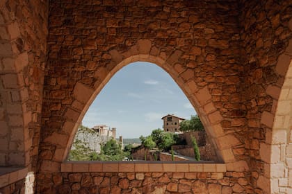 Alquézar, en España, se funde con el paisaje en el corazón del Parque Natural de la Sierra y los Cañones de Guara.