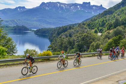 Alquilar una bicicleta y recorrer los caminos de montaña es otra forma de descubrir la belleza de la región