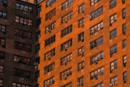 La luz del sol cae sobre Ebbett's Field, un complejo de viviendas de alquiler regulado en el vecindario Crown Heights de Brooklyn, en la ciudad de Nueva York