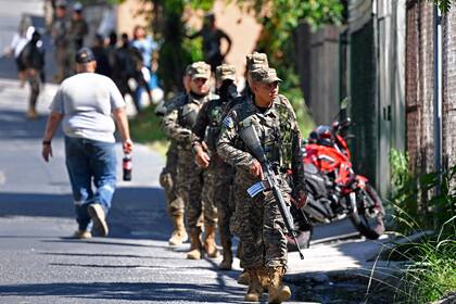 Alrededor de 10.000 soldados del ejército salvadoreño y agentes de policía rodearon la populosa ciudad de Soyapango, en las afueras de la capital San Salvador, mientras el gobierno intensificaba su lucha contra las pandillas criminales, anunció el sábado el presidente Nayib Bukele.
