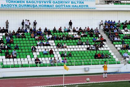 Alrededor de 300 hinchas ocuparon las tribunas del estadio para presenciar el partido tras el regreso al fútbol