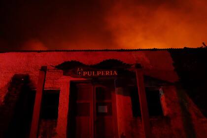 Alrededor de 350 efectivos, entre bomberos, policías y personal de Defensa Civil, y media docena de aviones hidrantes buscan combatir las llamas.