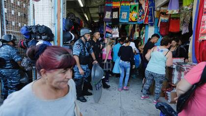 Alrededor de 500 allanamientos fueron ordenados por el juez federal Federico Villena en el marco de una investigación por falsificación de marcas en La Salada