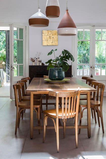 Alrededor de la mesa que le compró a un amigo, sillas ‘Thonet’ que conserva desde hace más de 20 años. “Antes las usaba en
la galería, y de tanto ir y venir estaban arruinadas. Les mandé a arreglar el asiento y no las saqué más”.