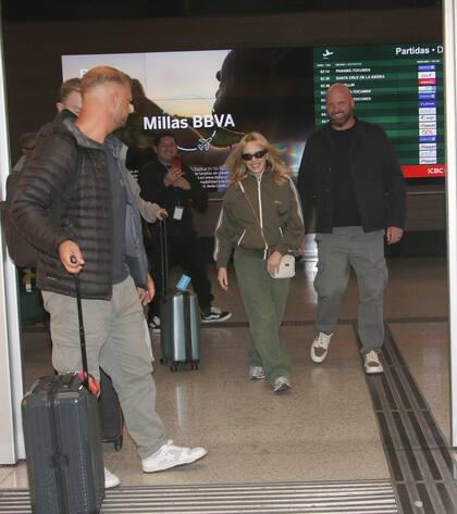 Alrededor de las 22 del martes, Kylie Minogue apareció en la zona de arribos del Aeropuerto Internacional de Ezeiza
