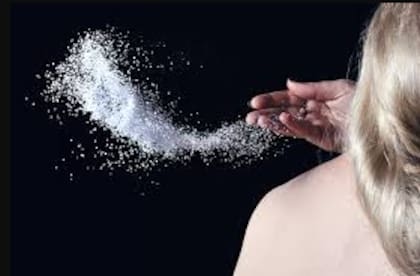 Alrededor del año 3.500 a.C., los antiguos sumerios empezaron a anular la mala suerte de la sal derramada arrojándose una pizca sobre el hombro izquierdo