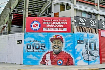 Alrededor del del estadio de Argentinos Juniors, desde la calle Boyacá, luego sobre García y finalmente en Gavilán, hay una sucesión de 17 murales