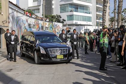 Alrededor del departamento del autor peruano se
desplegó un fuerte operativo de seguridad, que se intensificó a las cuatro de la tarde de Lima, cuando el féretro con sus restos fue ubicado en el coche fúnebre.
