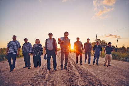 Los actores en un camino del pueblo