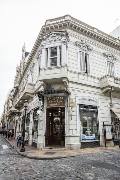 Alsina esquina Defensa, pre pandemia. Ahora hace seis meses que la fachada está en remodelación.