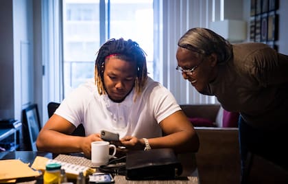 Altagracia Alvino continúa con la tradición de cocinar para beisbolistas con su nieto Guerrero Jr. (NYT/Tara Walton)