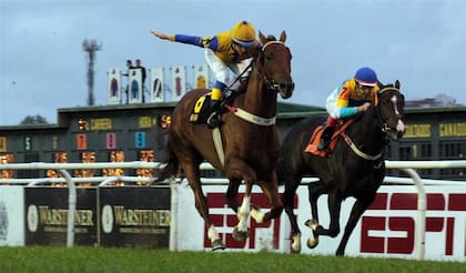 Altair Domingos ya comienza el festejo en la montura de Hi Happy, tras ganarle la pulseada a Le Blues