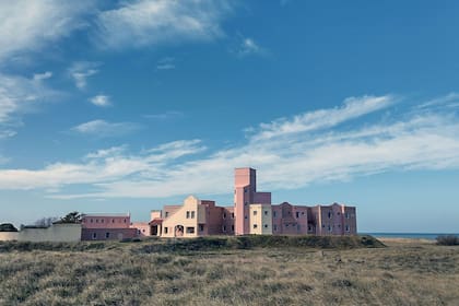 Altamar: así es por dentro la misteriosa y monumental casa de retiros espirituales del Opus Dei en Mar del Sud