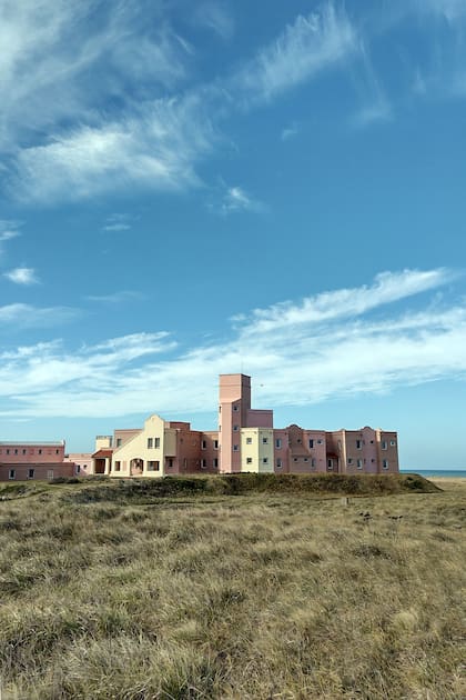 Altamar en Mar del Sud: “La casa de retiros es muy agradable pero lo más impresionante es el entorno: la naturaleza en su esplendor, mezcla de pampa, mar y cielo, en una combinación que facilita el recogimiento y el encuentro con Dios”, se lee en su sitio web