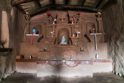 Altar de barro en el interior de la capilla más antigua  de Catamarca, construida en 1712.
