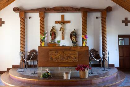 Altar hecho en madera.