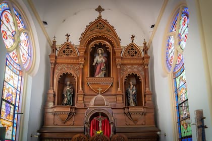 Altar y vitrales de la Iglesia La Rotonda.