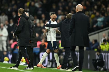 Alterado, 'Cuti' Romero se marcha al vestuario luego de ser expulsado; una falla decisiva, dos amonestaciones evitables y el traspié de Tottenham Hotspur se unieron en su negativo sábado.