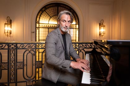 Alterio es actor, aunque también toca el piano y pinta; y sabe de Biología e Historia, dos carreras que dejó colgadas para seguir el camino de su padre.