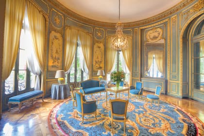 Alterna salones de marcos dorados, paredes pasteles y empapelados florales con parquets y grandes arañas.