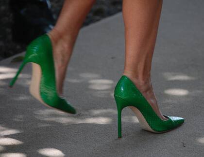 Altísimos tacos, en tono verde, para la señora Trump