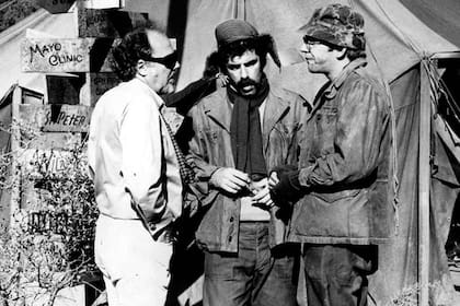 Altman junto a Elliott Gould y Donald Shuterland, durante el rodaje de M.A.S.H.