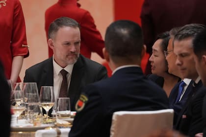 Altos funcionarios norteamericanos asisten a una cena de Estado en el Gran Palacio del Pueblo, el 14 de mayo de 2026, en Pekín