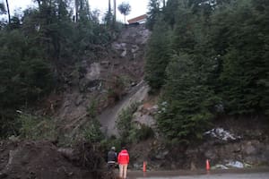 Villa La Angostura: un impactante alud cayó sobre la Ruta 40 y la pileta de una casa quedó al borde de la ladera