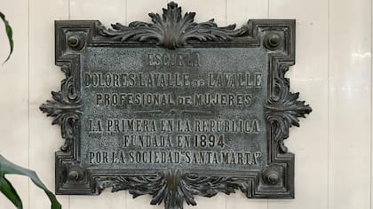 “Alumna de Juana Manso y amiga de Sarmiento, Dolores testimonia de primera mano la educación orientada a la mujer. La Sociedad Santa Marta estaba dedicada a mujeres para que aprendan un oficio, y a remendar lo que ya tenían para darle una segunda vida, tal como hacía ella".