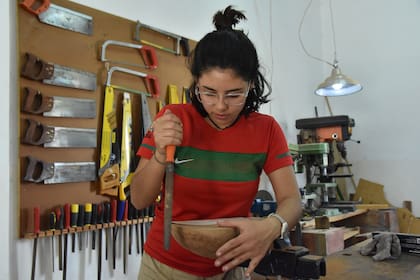 Alumna del taller de luthería